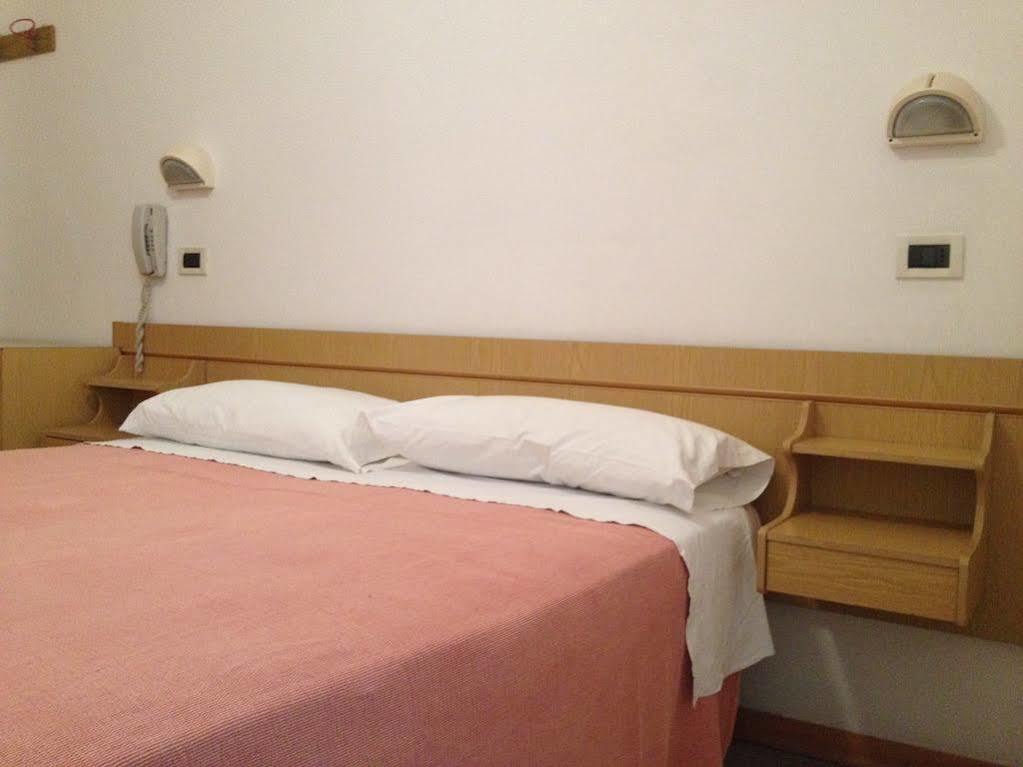 Hotel Luana Rimini Buitenkant foto
